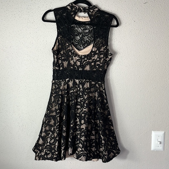 Windsor black lace and silk formal no sleeve mini dress with cut out Sz M - Picture 2 of 9